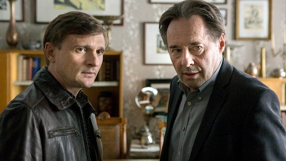 Martin (Florian Lukas, l.) will von seinem Vater Hans (Uwe Kockisch, r.) wissen, wie es zu dem Mord an Liebermann kam.