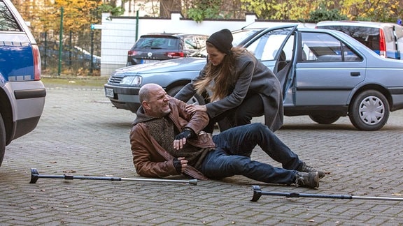 Viola (Yvonne Catterfeld) hilft Butsch (Götz Schubert) nach der Auseinandersetzung vom Boden.
