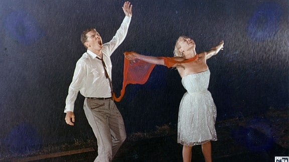 Gabi (Traudl Kulikowsky) und Freddy (Frank Schöbel) im Regen.