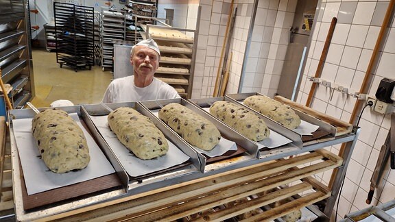 In der Adventszeit wird bei Bäcker Bräunig Stollen gebacken. Die Kunden bringen ihre Zutaten mit, der Bäcker macht den Teig, formt die Stollen und bäckt sie im Ofen aus.