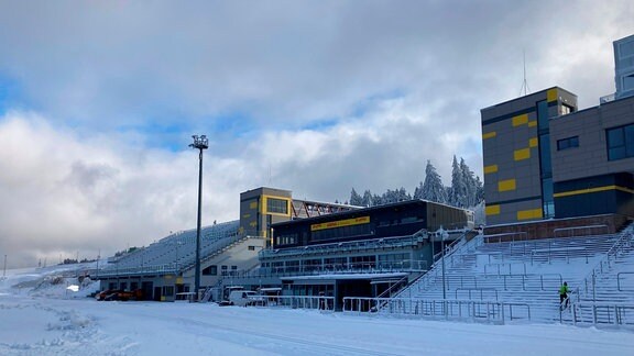 Mit dem Umbau wurde die Zuschauerkapazität erweitert- 26.500 Biathlonfans können nun täglich an bei den Wettkämpfen dabei sein. 