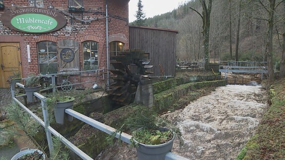 In der alten Braunsteinmühle wurde bis in die 1980er Manganerz für die Metallindustrie aufbereitet und zu einem feinen Mehl vermahlen. Die Geraberger Heimatfreunde kümmern sich um die Mühle, die inzwischen technisches Denkmal ist. 