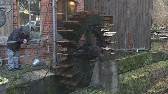 So restaurierten die Geraberger nach der Wende das historische Pochwerk. Die alte Erzaufbereitungsanlage - natürlich mit Mühlrad - ist heute die einzige erhaltene Mühle für Manganerz in Deutschland. 