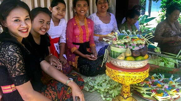Balinesische Familie mit Opfergaben.