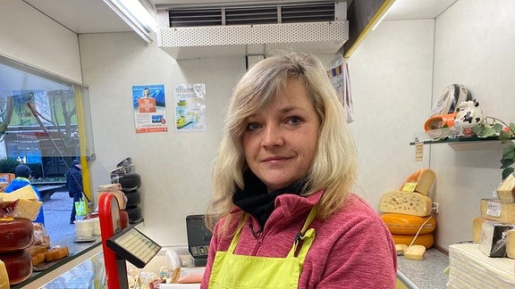 Die alleinerziehende Käseverkäuferin Sandra Hoppensack ist auf zwei Jobs angewiesen