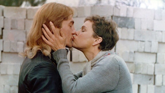 Renate Geißler (Karoline Gluth) gibt Udo Schenk (Christian von der Weide) einen Kuss