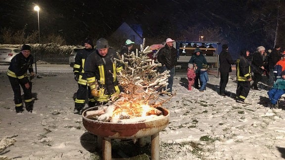 Das Verbrennen der ausrangierten Weihnachtsbäume endet in Pehritzsch mit einem Fest für alle am Sportplatz.
