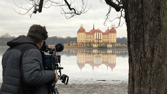 Kameramann Frank Schindler vor Schloss Moritzburg
