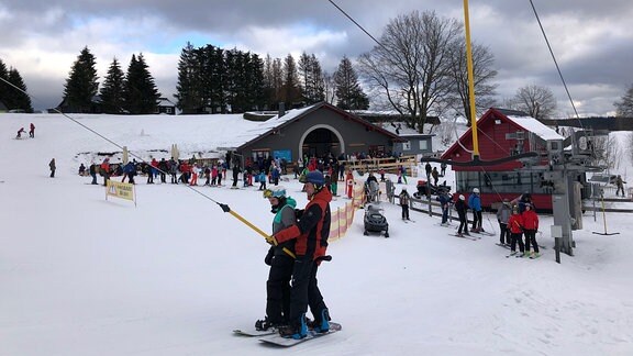 Vor allem am Wochenende ist auf dem Skihang in Schmiedefeld Wintervergnügen angesagt.