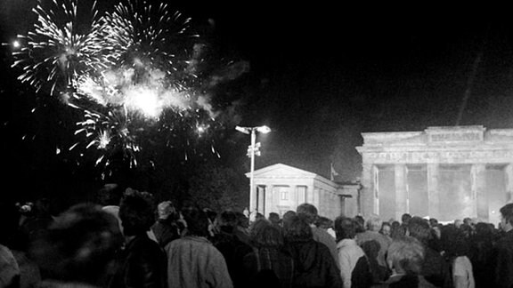 Feuerwerk zum Tag der Deutschen Einheit vor dem Brandenburger Tor in Berlin.