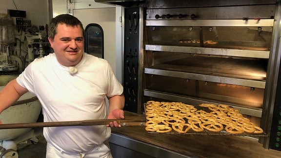 André Teller ist einer der wenigen Bäcker, die noch die traditionellen Wasserbrezeln machen. Die sind das Kultgebäck der Niederalbertsdorfer und werden in Malzkaffe eingetunkt und mit Zucker und Butter gegessen.