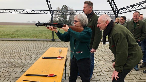 Der Schützenverein ist einer der Motoren des gesellschaftlichen Lebens in Niederalbertsdorf. Am liebsten schießen sie mit der Armbrust.