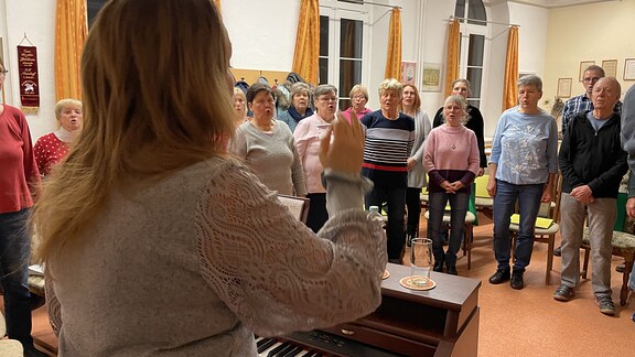 menschen singen in einem Gesangsverein