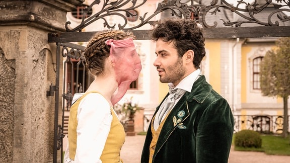 Prinz Philip empfängt nichtsahnend seine falsche Braut. Irm (Julia Windischbauer), als Christine verkleidet, verbirgt ihr Gesicht hinter einem Schleier um den Schwindel nicht sofort auffliegen zu lassen.