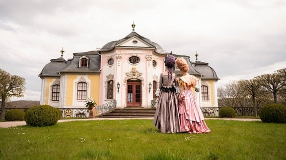 Cäcilie Baronin von Talheim (Justine Hauer) und ihre Tochter Irm (Julia Windischbauer) wähnen sich schon bald im Schloss des Prinzen (Aram Arami).
