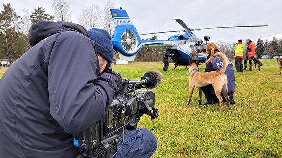 Dreharbeiten in Pretzsch bei einem zur Diensthund-Grundausbildung gehörenden Hubschrauber-Flug