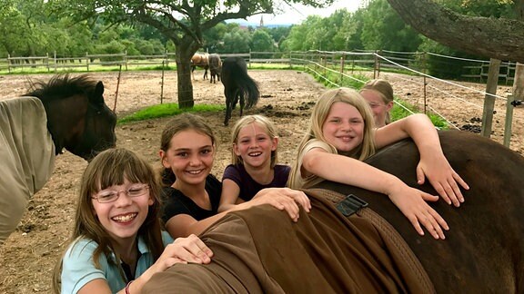 Mädchen aus ganz Deutschland machen dann Urlaub bei den Ponys in Fröttstädt.