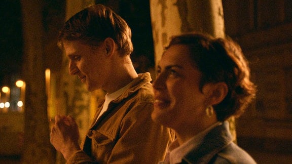 Lucy (Deniz Orta, re.) und Anton (Merlin Rose) bei ihrem ersten Date. Lucy (Deniz Orta) mag Anton und Anton (Merlin Rose) mag Lucy.