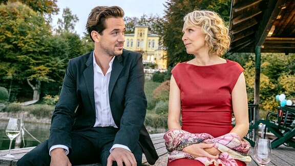 Eva (Juliane Köhler) und Tom (Marc Benjamin)sitzen auf einer Bank.