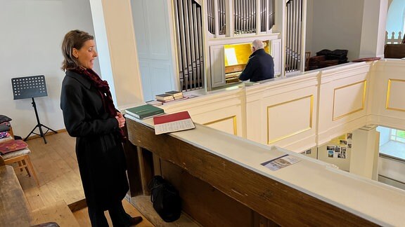 Annemieke Lepetit singt neben einer Orgel.