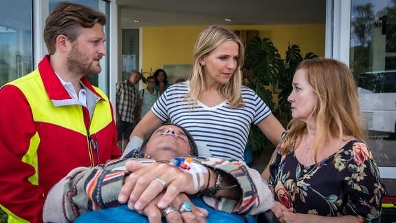 Nora Kaminski (Tanja Wedhorn) und Lars Hinrichs (Bo Hansen) retten den „roten Büffel“ Paul (Joachim Nimtz, liegend), den seine Kurbekanntschaft Vera (Nadja Engel, re.) begleitet.