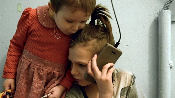 Koyla und Kristina am Telefon