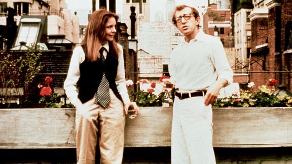 Der Komiker Alvy Singer (Woody Allen) hat beim Tennisspielen die attraktive Annie Hall (Diane Keaton) kennengelernt, beide finden rasch Gefallen aneinander. 