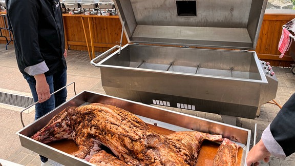 Der Spezialofen ist europaweit einzigartig und patentiert. Familie Lehmann hat ihn selbst erfunden und bauen lassen. Darin können Wildschweine gebacken werden. Nach fünf Stunden ist das Fleisch knusprig und zart. 