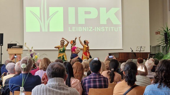 Das Leibnitz-Institut für Pflanzengenetik und Kulturpflanzenforschung veranstaltet regelmäßig den Hausmusikabend. Einige Mitarbeiter aus insgesamt 40 Nationen stehen auf der Bühne: tanzen, singen, musizieren.