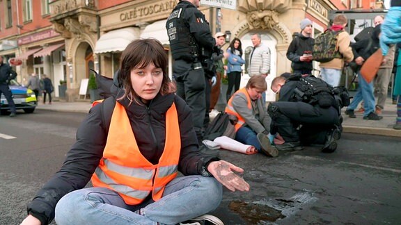 Aktivistin Hannah hatte sich in Dresden an der Straße festgeklebt.