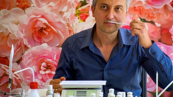 Parfumeur Lludmil Cholakov kreiert Düfte mit dem bulgarischen Rosenöl.