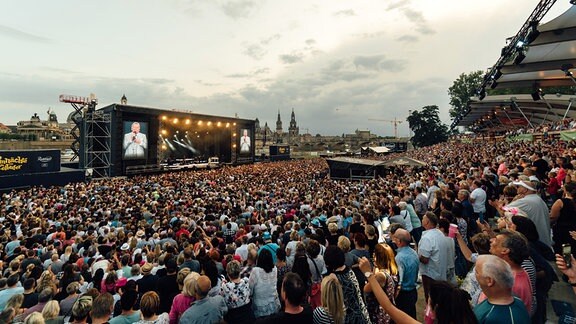 Das größte Konzert, das Roland Kaiser je gegeben hat: Über 150.000 Besucher wurden bei der Kaisermania 2022 in Dresden erwartet.