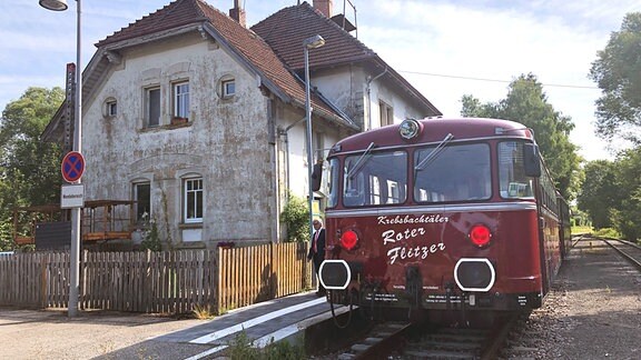 Roter Flitzer der Krebsbachtalbahn im Kraichgau am Bahnhof Neckarbischofsheim Nord