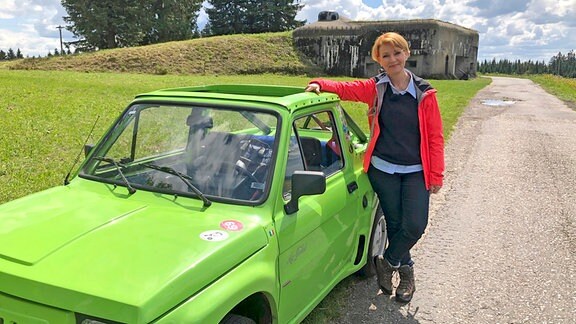 Beate Werner an der Bunkeranlage von Hanička
