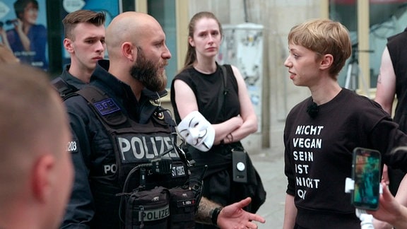 Die Polizei ermahnt Raffaela Raab (r.), die sich selbst Die Militante Veganerin nennt, wegen Holocaustvergleichen.