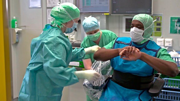 Vor jeder Operation verpackt das OP-Team steril den Spezialrollstuhl des Ulmer Gehirnchirurgen Thomas Kapapa.