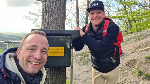 Mario D. Richardt und Robin Pietsch liefern sich im Harz eine Wandernadel-Challenge