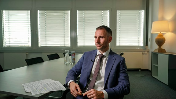 Für die Zuverlässigkeitsüberprüfung und Kontrollen in der Securitybranche sind die Ordnungsämter zuständig. Ein Interview mit Leipziger Ordnungsamts-Chef Matthias Laube.