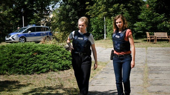 Angespannt nähern sich Leonie Winkler (Cornelia Gröschel) und Karin Gorniak (Karin Hanczewski) dem Ort der Geiselnahme.