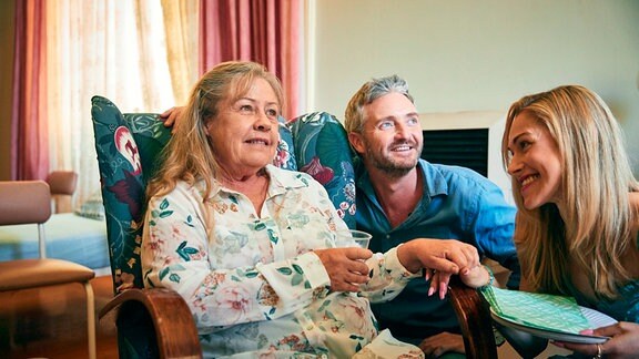 Devon (Stephen Curry) besucht mit seiner Freundin Charelle (Pip Edwards, r.) seine Mutter June (Noni Hazlehurst) im Pflegeheim.