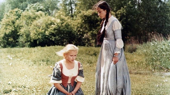 Prinzessin Aurinia sich mit ihrer Ziehschwester Liesa, die sie als Dienerin begleitet