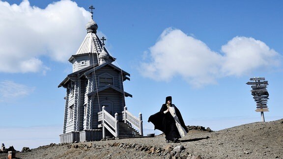Sogar eine russisch-orthodoxe Kapelle gibt es in der Antarktis. Pope Palladiy bei der Wasserweihe. Er ist für russischen Forscher hier, kümmert sich aber auch um die Bewohner von acht weiteren Stationen aus aller Welt.