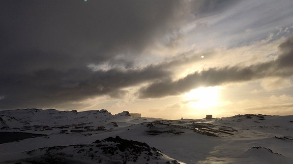 So schön und doch so unwirtlich. 13 Nationen haben Forscher auf die antarktische Insel King George Island entsand, wo sie in neun Stationen leben und Arbeiten.