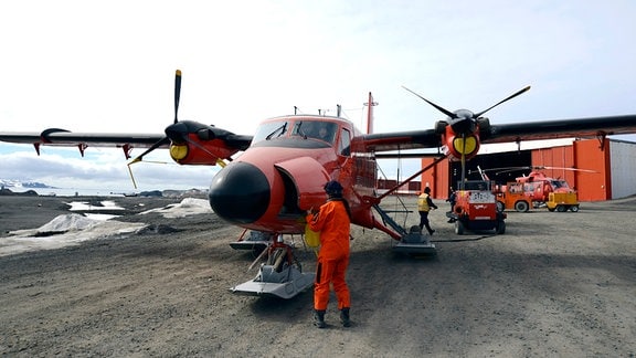 Die Twin Otter der chilenischen Luftwaffe ist die einzige Verbindung zur Außenwelt. Die Forscher auf King George Island leben extrem isoliert.