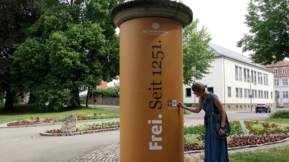 Mühlhausen hat seine alten Litfaßsäulen aufwendig saniert. Sie werben mit dem neuen Slogan, der an die Zeit als Reichsstadt erinnert.