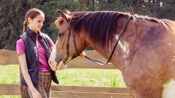 Patrizia (Luise Befort) findet ihr Pferd hässlich.