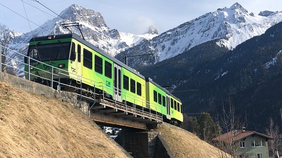 Die Bex-Villars-Bretaye-Bahn beim Aufstieg nach Gryon – hier noch ohne Schnee.