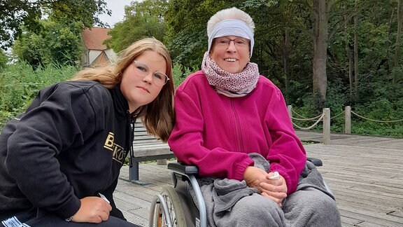 Letzter Familienurlaub. Young Carer Ronja mit Oma Hannelore