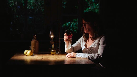 Lore (Judith Sehrbrock) will sich wieder erinnern und nimmt Ronas Trank ein