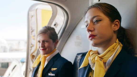 Immer freundlich, gut geschminkt und mit einem Lächeln - so sollen die Stewardessen den Fluggästen gegenübertreten. Für eigene Wünsche und Gefühle bleibt da wenig Platz.